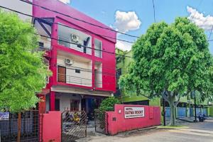 um edifício vermelho com um sinal em frente em Ratna Resort em Khandagiri