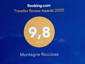 un cartel que dice "Revisión de viajero premios con el número ocho" en Montagne Rocciose, en Frascineto
