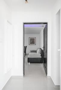 - une chambre avec un lit par une porte dans l'établissement Apartments The heart of Croatia, à Pirovac