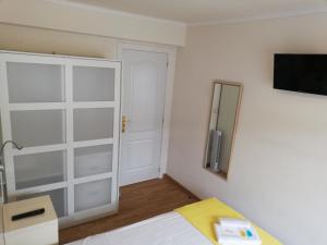 Televízia a/alebo spoločenská miestnosť v ubytovaní Residencia Compostela