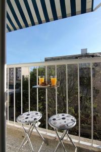 2 sillas y una mesa en el balcón en Apartment Livaja, en Split