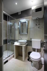y baño con aseo, lavabo y ducha. en Apartment Livaja en Split
