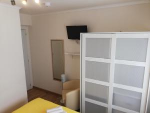Televízia a/alebo spoločenská miestnosť v ubytovaní Residencia Compostela