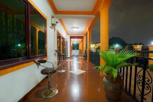 un couloir d'un immeuble avec un balcon orné de plantes dans l'établissement Okumah Hotel, à Kumasi