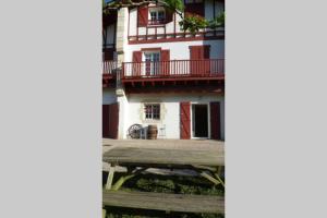 Budova, v ktorej sa apartmán nachádza + 1 fotografia