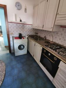 a kitchen with a stove and a washing machine at Ca' Dorotea in Canaro