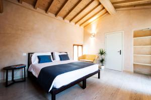 Un dormitorio con una cama grande con almohadas azules. en Villa Le Terrazze, en Torri del Benaco