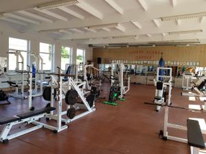 un gimnasio con mucho equipamiento en una habitación en Marsas, en Zarasai