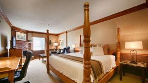 Posteľ alebo postele v izbe v ubytovaní Best Western Fireside Inn