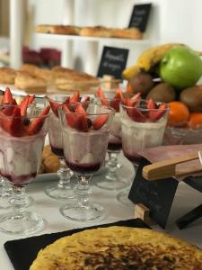una mesa cubierta con copas de fresas y pan en El Rincon del Cuera en Parres de Llanes