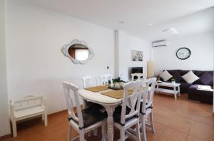 comedor y sala de estar con mesa y sillas en Apartment Sanjuan18 with Hot Tub SpainSunRentals 1155, en Nerja