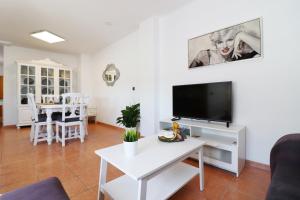 sala de estar con TV y mesa en Apartment Sanjuan18 with Hot Tub SpainSunRentals 1155, en Nerja
