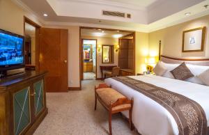 pokój hotelowy z dużym łóżkiem i telewizorem z płaskim ekranem w obiekcie Crowne Plaza Qingdao, an IHG Hotel w mieście Qingdao