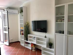 Televízia a/alebo spoločenská miestnosť v ubytovaní La casa nei carobi