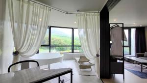 bagno con vasca e ampia finestra di Hotel Ohevday a Namwon
