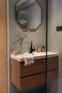 a bathroom with a sink and a mirror at Bed and Breakfast Het Emmapark Medemblik in Medemblik
