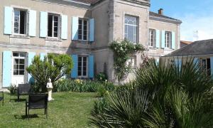 a house with a statue in front of it at L'Isle de Bourbon in Le Gué-de-Velluire +14 photos