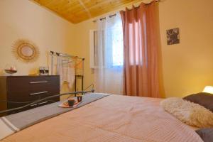 1 dormitorio con 1 cama con tocador y ventana en Artemis Prasoudi Beach en Halikounas