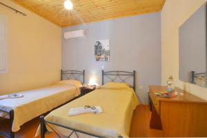 Habitación con 2 camas en una habitación en Artemis Prasoudi Beach en Halikounas