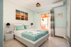 sypialnia z łóżkiem i oknem w obiekcie Casa Eleni w mieście Kanálion