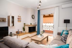 een woonkamer met een bank en een open haard bij Casa Eleni in Kanálion