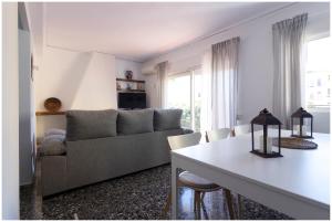 - un salon avec un canapé et une table dans l'établissement Apartamento en centro de Moraira, à Moraira