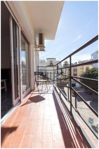 - un balcon avec une chaise au-dessus d'un bâtiment dans l'établissement Apartamento en centro de Moraira, à Moraira