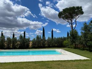 The swimming pool at or close to L' Aia di Carinda R.T.A.
