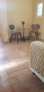 um quarto com uma mesa e duas cadeiras e uma mesa em Cal Duran em Esparraguera