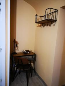een kamer met een tafel, een stoel en een plank bij Cal Duran in Esparreguera