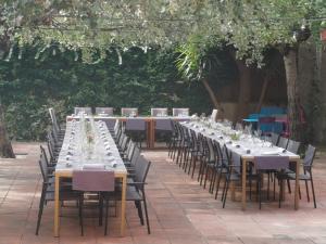 uma longa mesa preparada para um jantar em Cal Duran em Esparraguera