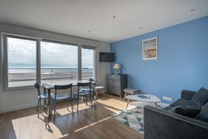 sala de estar con vistas al océano en "Les Mouettes", en Boulogne-sur-Mer