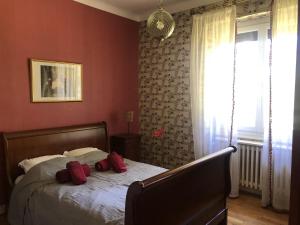 Un dormitorio con una cama con almohadas rojas. en Chez Mone et Bon en Onet le Château