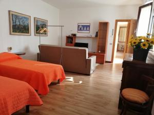 TV a/nebo společenská místnost v ubytování Appartamento le Campanelle