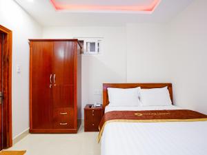 Postel nebo postele na pokoji v ubytování Dalat Venus Hotel