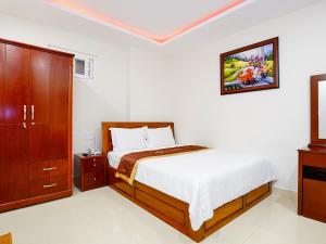 Postel nebo postele na pokoji v ubytování Dalat Venus Hotel