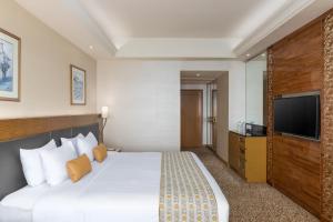 Uma televisão e/ou sistema de entretenimento em Sedona Hotel Yangon