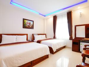 Postel nebo postele na pokoji v ubytování Dalat Venus Hotel
