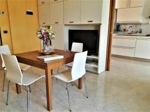 A kitchen or kitchenette at La Bomboniera