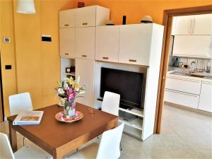 A kitchen or kitchenette at La Bomboniera