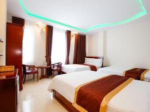 Postel nebo postele na pokoji v ubytování Dalat Venus Hotel