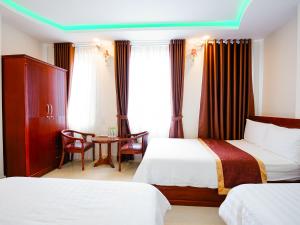 Postel nebo postele na pokoji v ubytování Dalat Venus Hotel