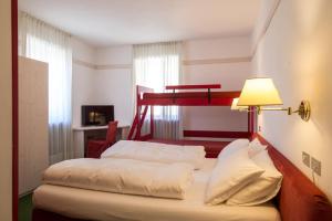 フォルガリーアにあるAntico Albergo Stella d'Italiaのベッドルーム1室(二段ベッド2組、ランプ付)