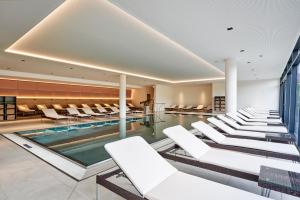 Bazén v ubytování Spa Hotel Bründl nebo v jeho okolí