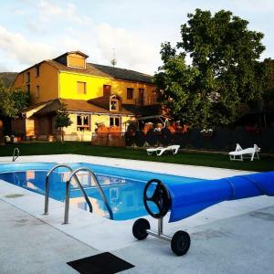 ein Pool mit einem blauen Objekt vor einem Haus in der Unterkunft Cornatel Médulas in Borrenes