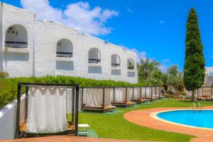 The swimming pool at or close to Hôtel Mandy