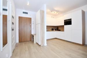 Kuchyňa alebo kuchynka v ubytovaní Apartamenty NAVIGATOR PORT-NADMORSKIE TARASY Brilliant 613
