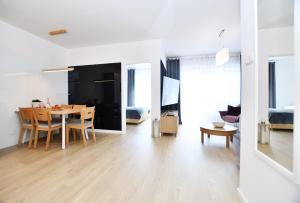 Posedenie v ubytovaní Apartamenty NAVIGATOR PORT-NADMORSKIE TARASY Brilliant 613