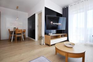 Televízia a/alebo spoločenská miestnosť v ubytovaní Apartamenty NAVIGATOR PORT-NADMORSKIE TARASY Brilliant 613