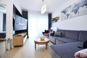 Televízia a/alebo spoločenská miestnosť v ubytovaní Apartamenty NAVIGATOR PORT-NADMORSKIE TARASY Brilliant 613